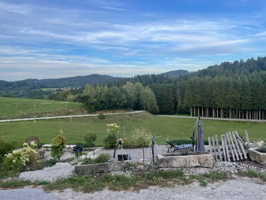 Blick vom Ferienhof über Wiesen zum Bayerischen Wald