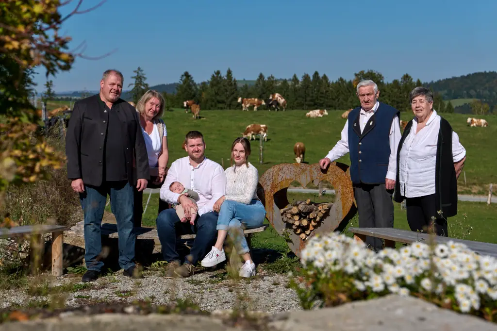 Die Betreiberfamilie Höfler vor der Kuhweide auf ihrem Hof
