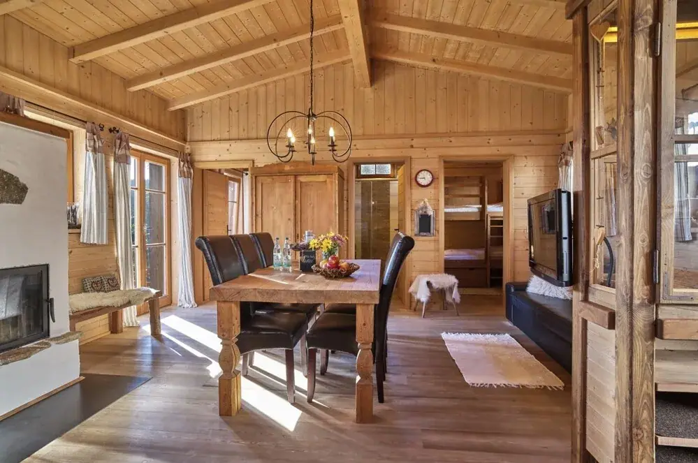 Heller Wohn- und Essbereich aus Holz