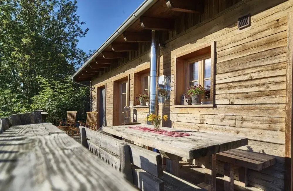 Sonnige Holzterrasse mit Sitzplatz